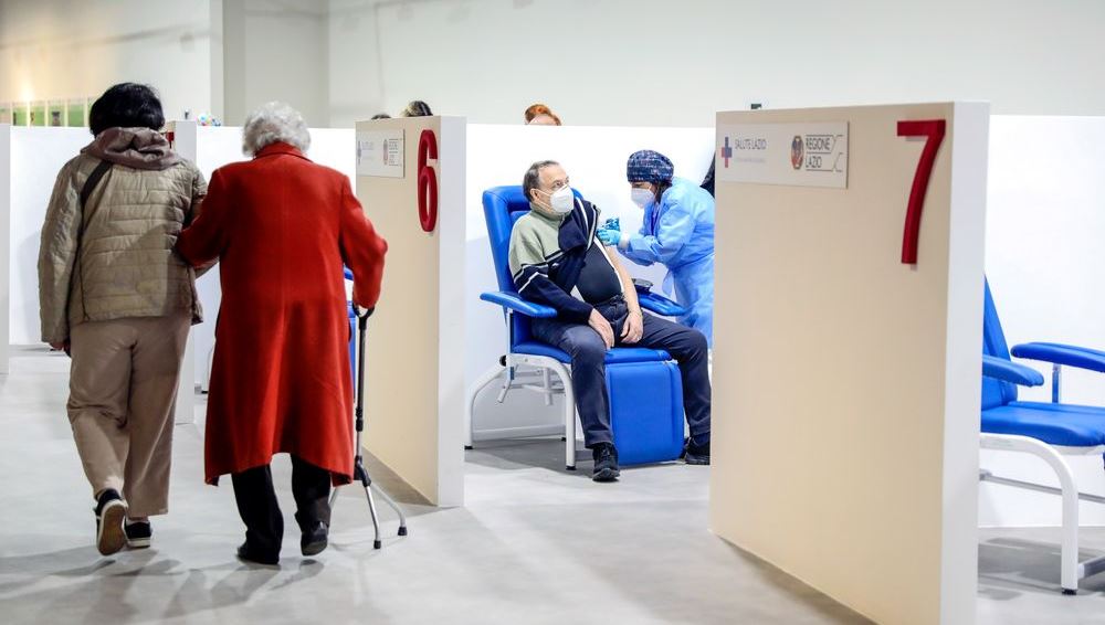 Vaksinimi i detyrueshem per personat mbi 50 vjec ne Itali